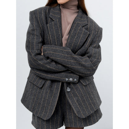 Blazer oversized pour femmes avec de fines rayures et une finition détaillée Chic und Stil