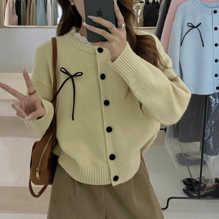 Dames confortable cardigan avec des boutons décoratifs et des accents de nœuds Chic und Stil