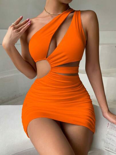 Robe courte pour femmes avec design asymétrique et détails de ceinture Chic und Stil