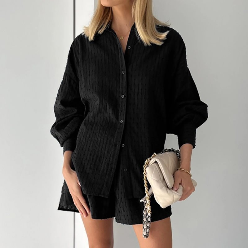 Chemise décontractée oversize pour femmes avec structure et shorts courts Chic und Stil