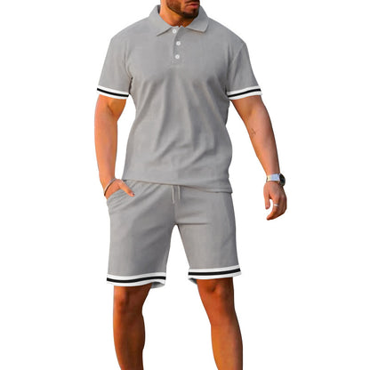 Ensemble polo et shorts sportif pour hommes avec bandes contrastées Chic und Stil