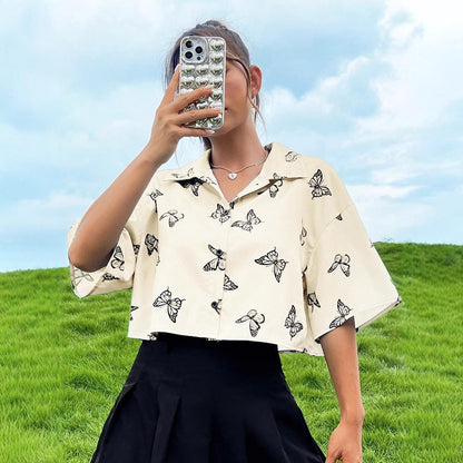 Chemise à manches courtes pour femmes avec motif de papillons et coupe décontractée Chic und Stil