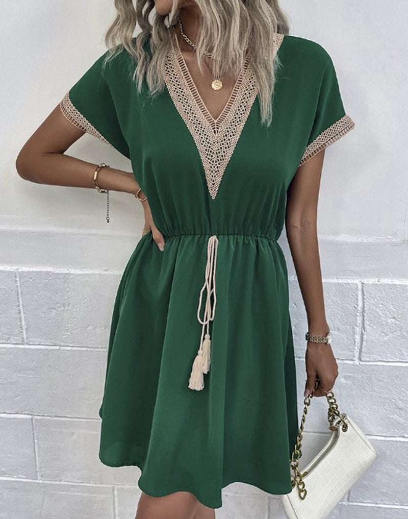 Robe de loisirs pour femmes avec décolleté en V et détails décoratifs Chic und Stil