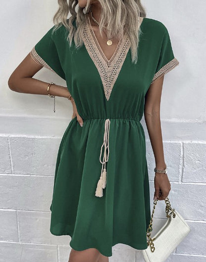 Robe de loisirs pour femmes avec décolleté en V et détails décoratifs Chic und Stil