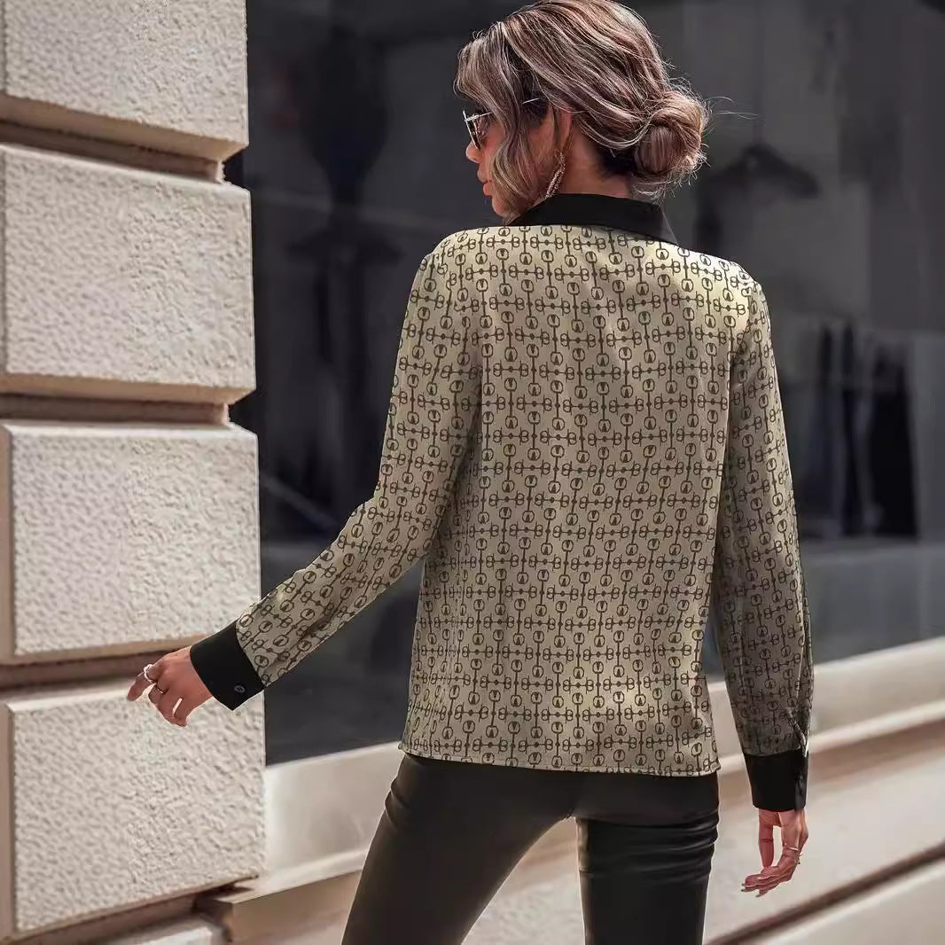 Blouse pour femmes avec un mélange de motifs moderne et un élégant décolleté en V Chic und Stil