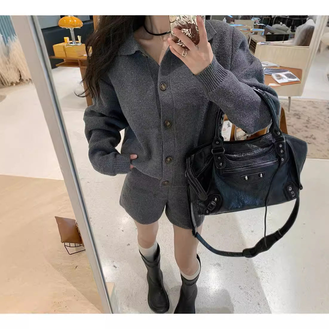 Veste en tricot tendance pour femmes avec détail de bouton et shorts assortis Chic und Stil