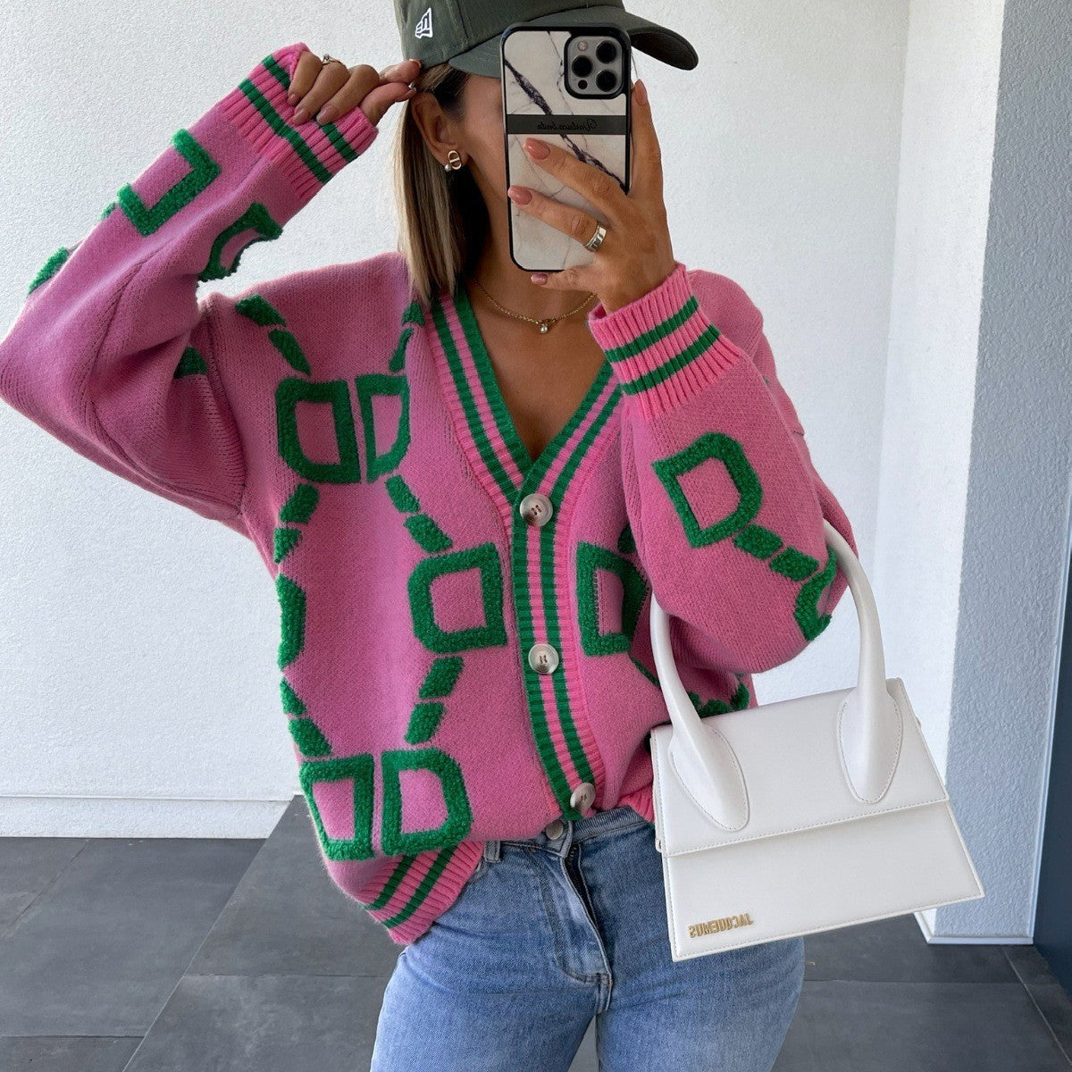 Cardigan pour femmes avec un motif géométrique moderne et un matériau doux Chic und Stil
