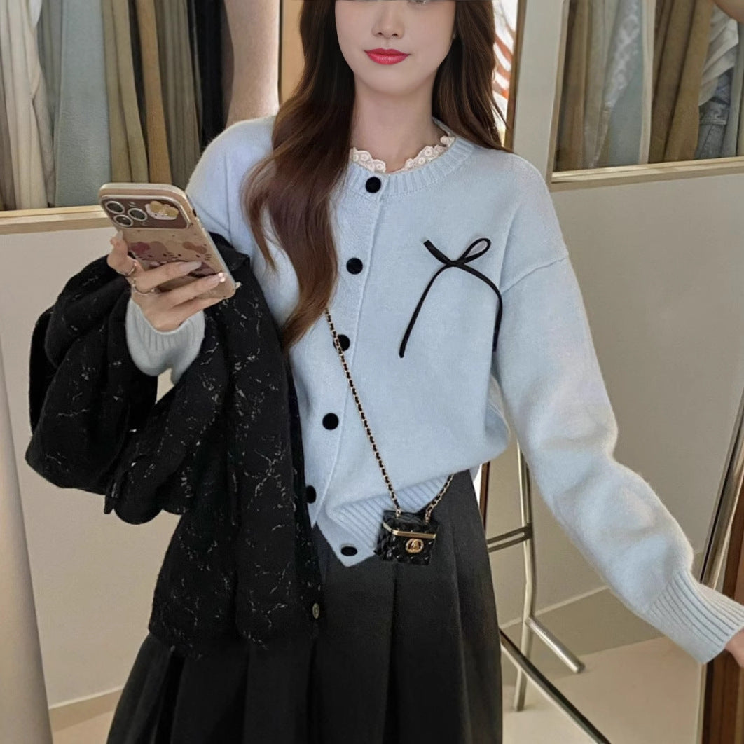 Dames confortable cardigan avec des boutons décoratifs et des accents de nœuds Chic und Stil