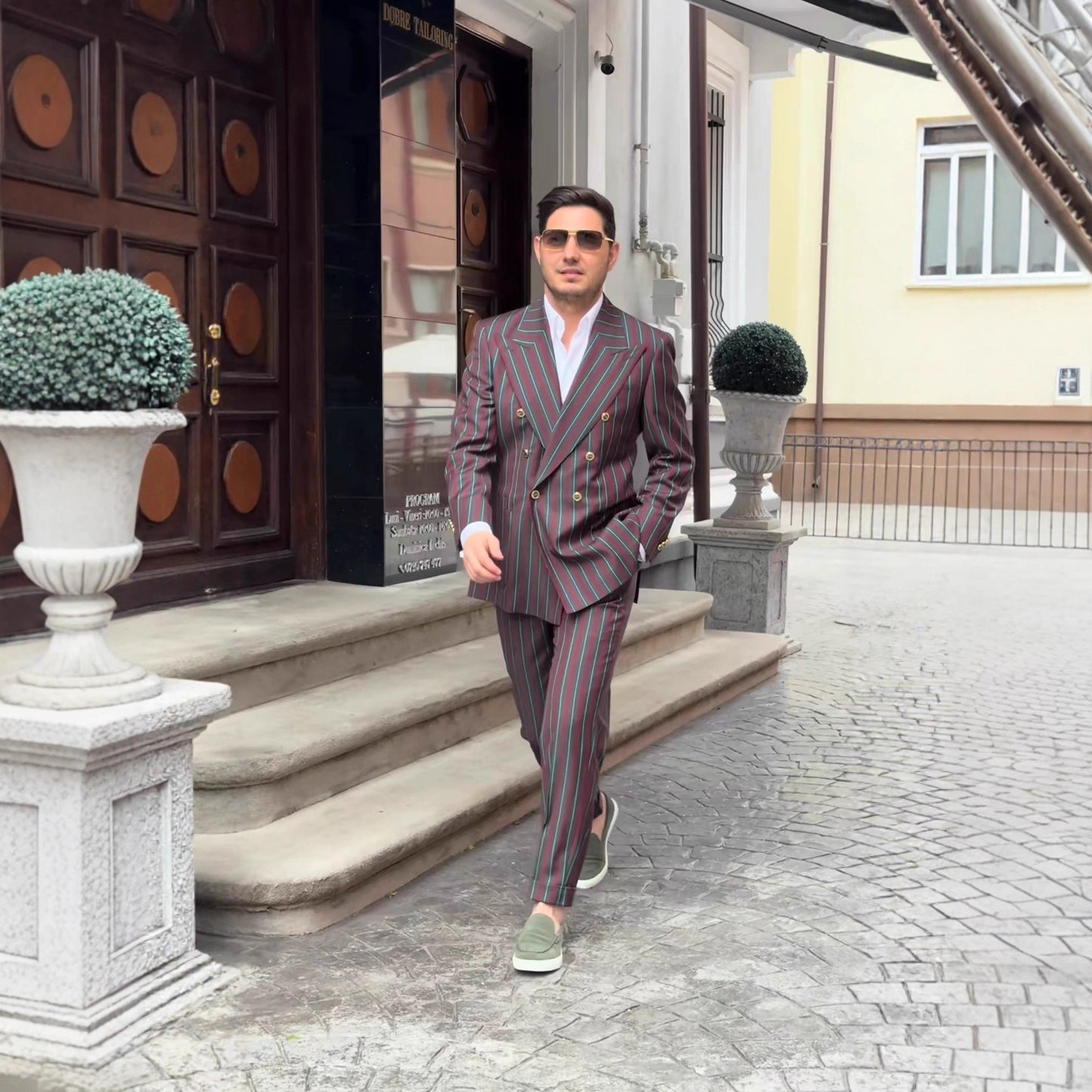 Costume élégant pour hommes avec double boutonnière et rayures à la mode Chic und Stil