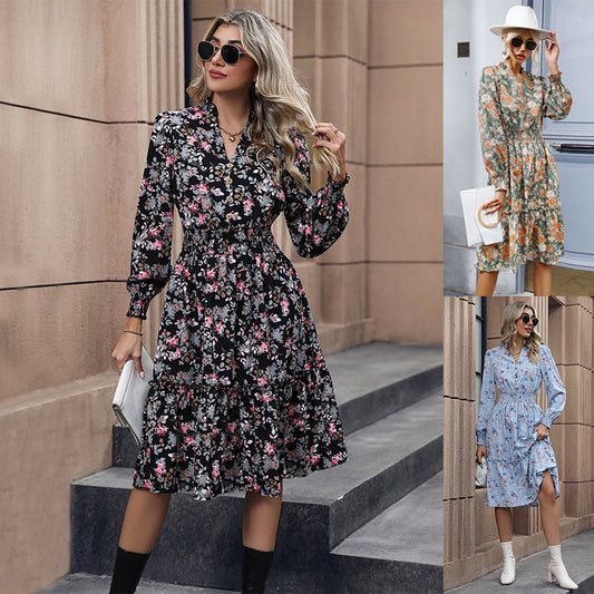 Robe midi pour femmes avec des accents floraux et des détails froncés Chic und Stil