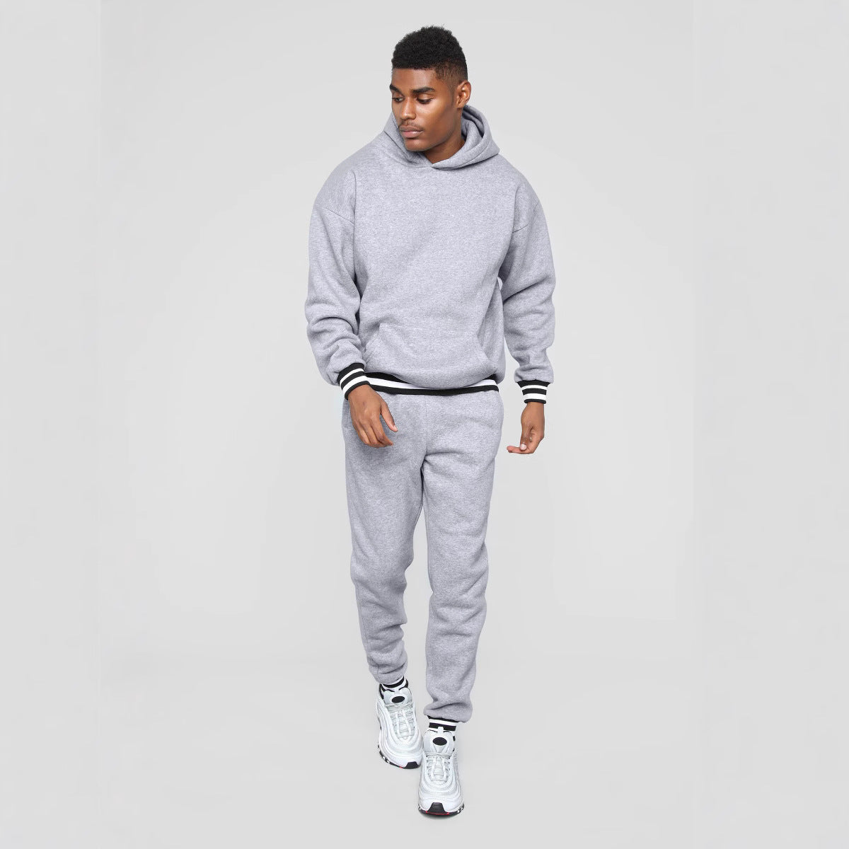 Costume de sport confortable pour homme avec capuche et taille élastique Chic und Stil