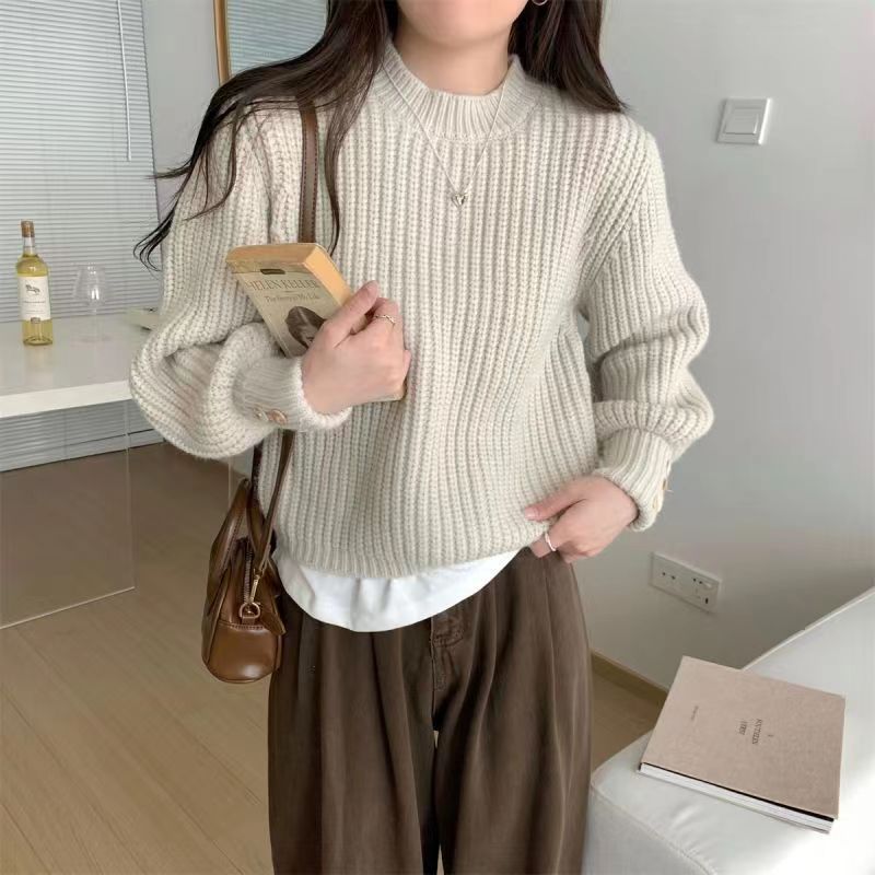 Pull en gros tricot pour femmes avec encolure ras du cou et boutons décoratifs Chic und Stil