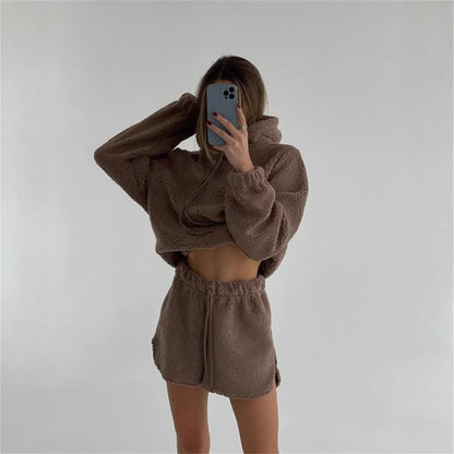 Dames confortable ensemble de hoodie en polaire et de shorts Chic und Stil