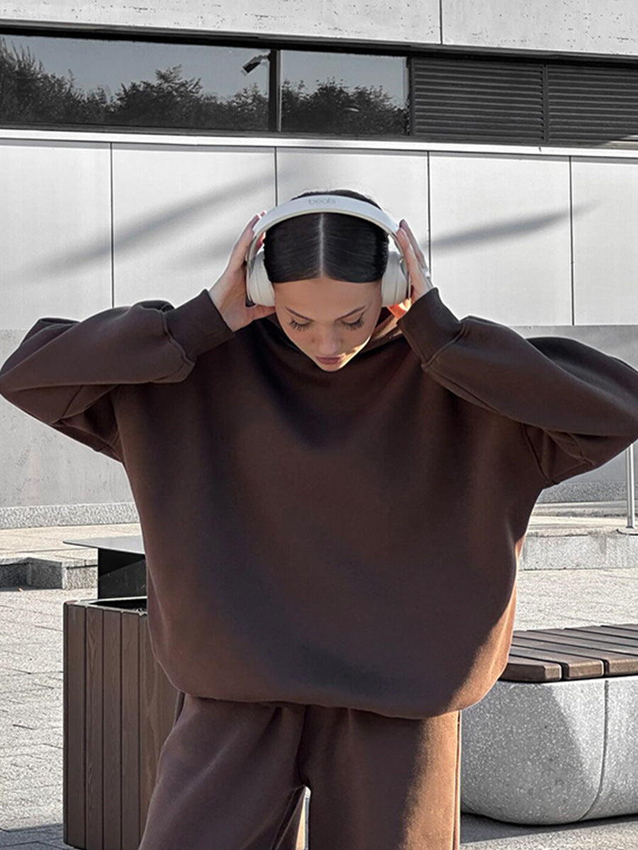 Urban loungewear set for women with a large hoodie and relaxed pants Chic and Style