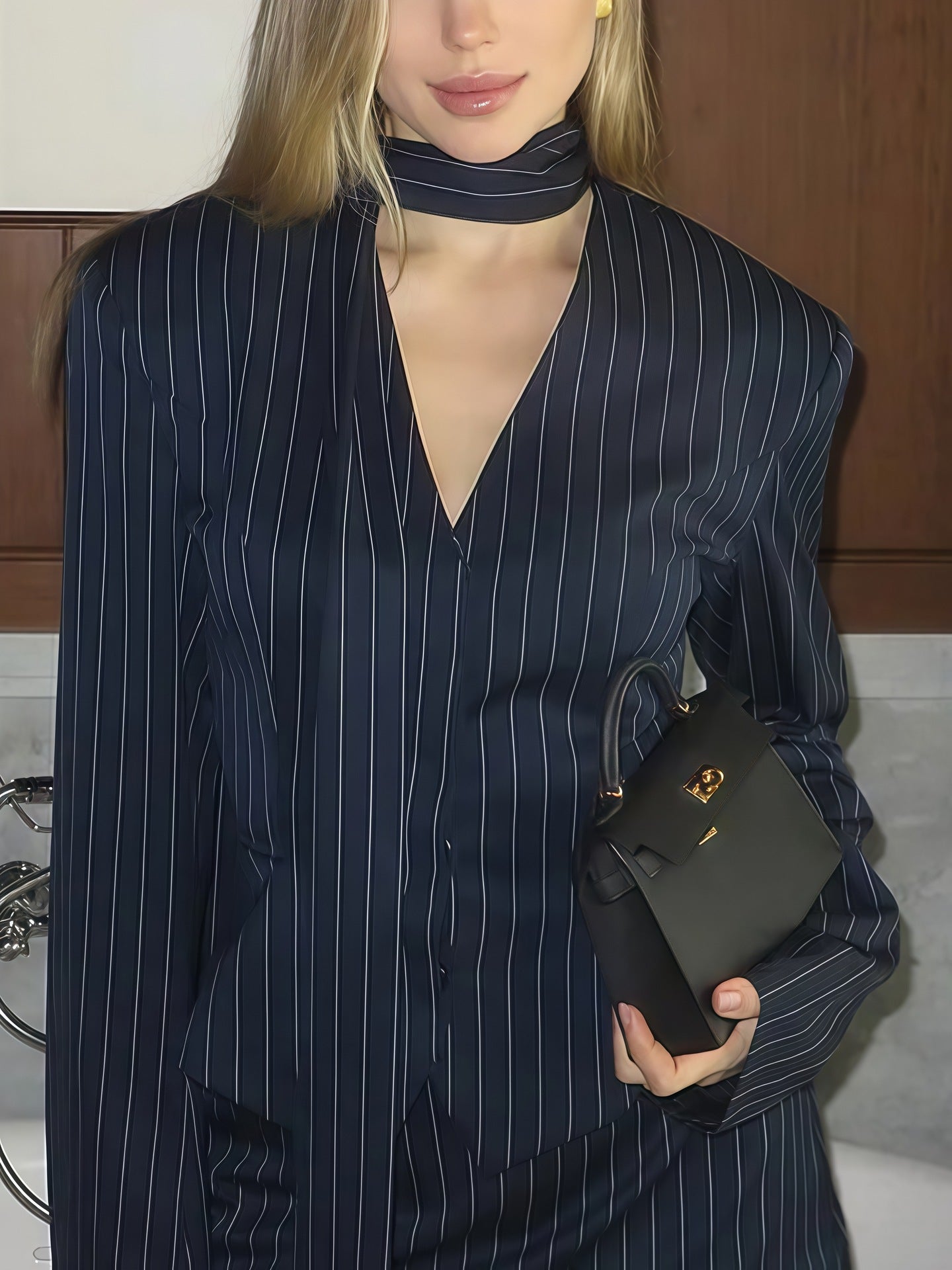 Dames Élégante blouse rayée avec décolleté en V flatteur et ceinture fine Chic und Stil