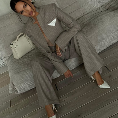 Trendy cropped blazer set for women with wide pants Chic und Stil