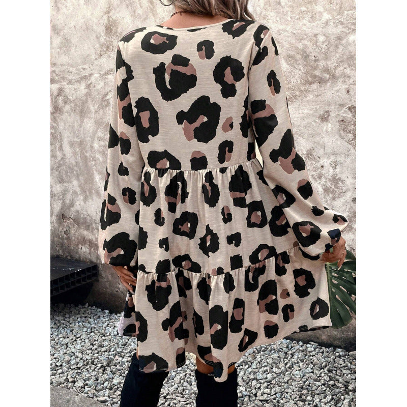Robe femme à l'imprimé léopard décontracté avec des manches volumineuses et une coupe fluide Chic und Stil