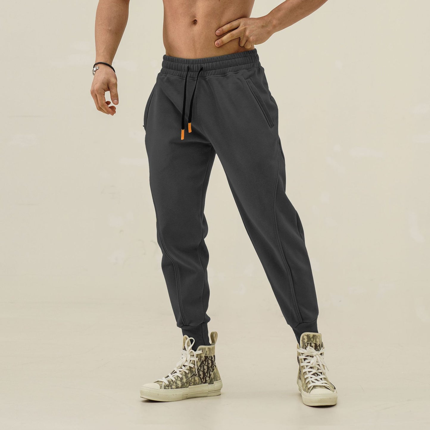 Sporty jogger pants for men with elastic waistband and stylish contrasting stripes Chic und Stil