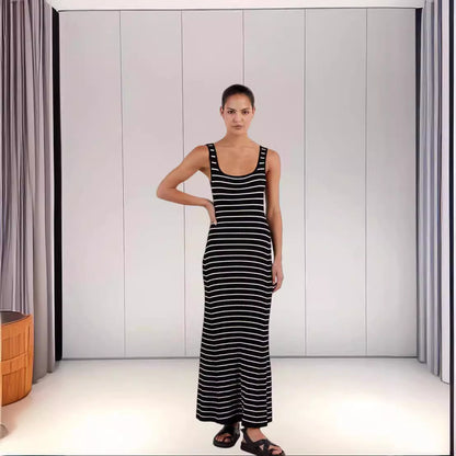 Robe en tricot longue pour femmes avec un motif rayé tendance et un décolleté plongeant Chic und Stil