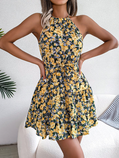 Robe courte pour femmes, imprimé floral avec encolure haute et silhouette cintrée Chic und Stil