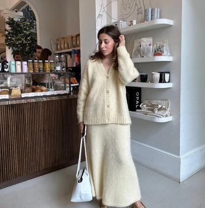 Robe tricotée pour femmes avec décolleté en V profond et matériau mohair doux Chic und Stil