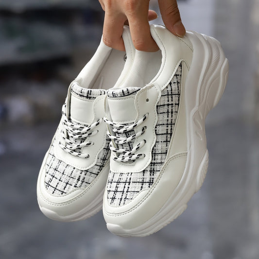 Baskets pour femmes avec un matériau supérieur texturé et une semelle respirante Chic und Stil