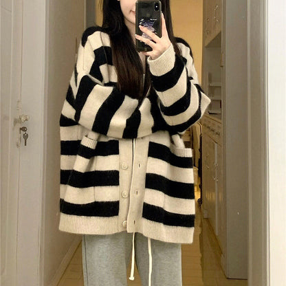 Women's comfortable knitted cardigan with wide stripes and practical pockets. Chic and stylish.