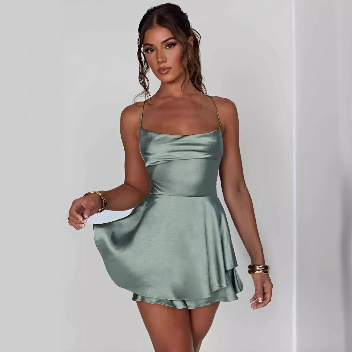 Robe de cocktail séduisante pour femmes avec jupe évasée et délicates bretelles spaghetti Chic und Stil