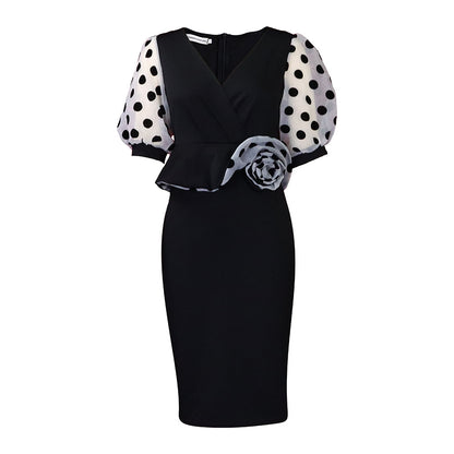 Robe de cocktail cintrée pour femmes avec manches bouffantes transparentes et accent floral Chic und Stil