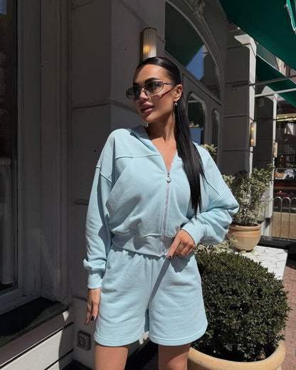Ensemble de veste à capuche tendance pour femmes et shorts Chic und Stil