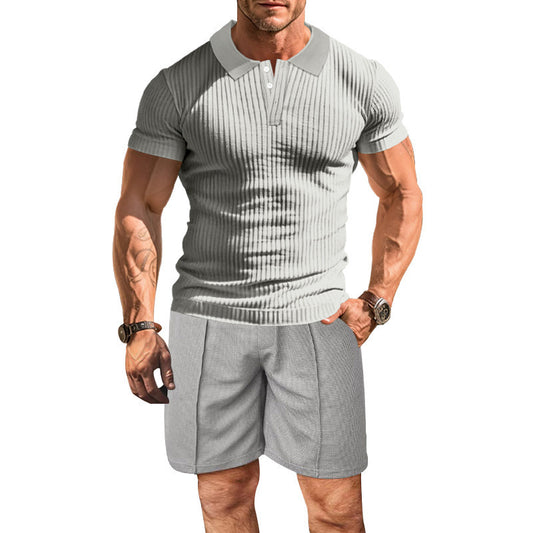 Chemise polo courte à manches pour hommes avec un design texturé et un short confortable Chic und Stil