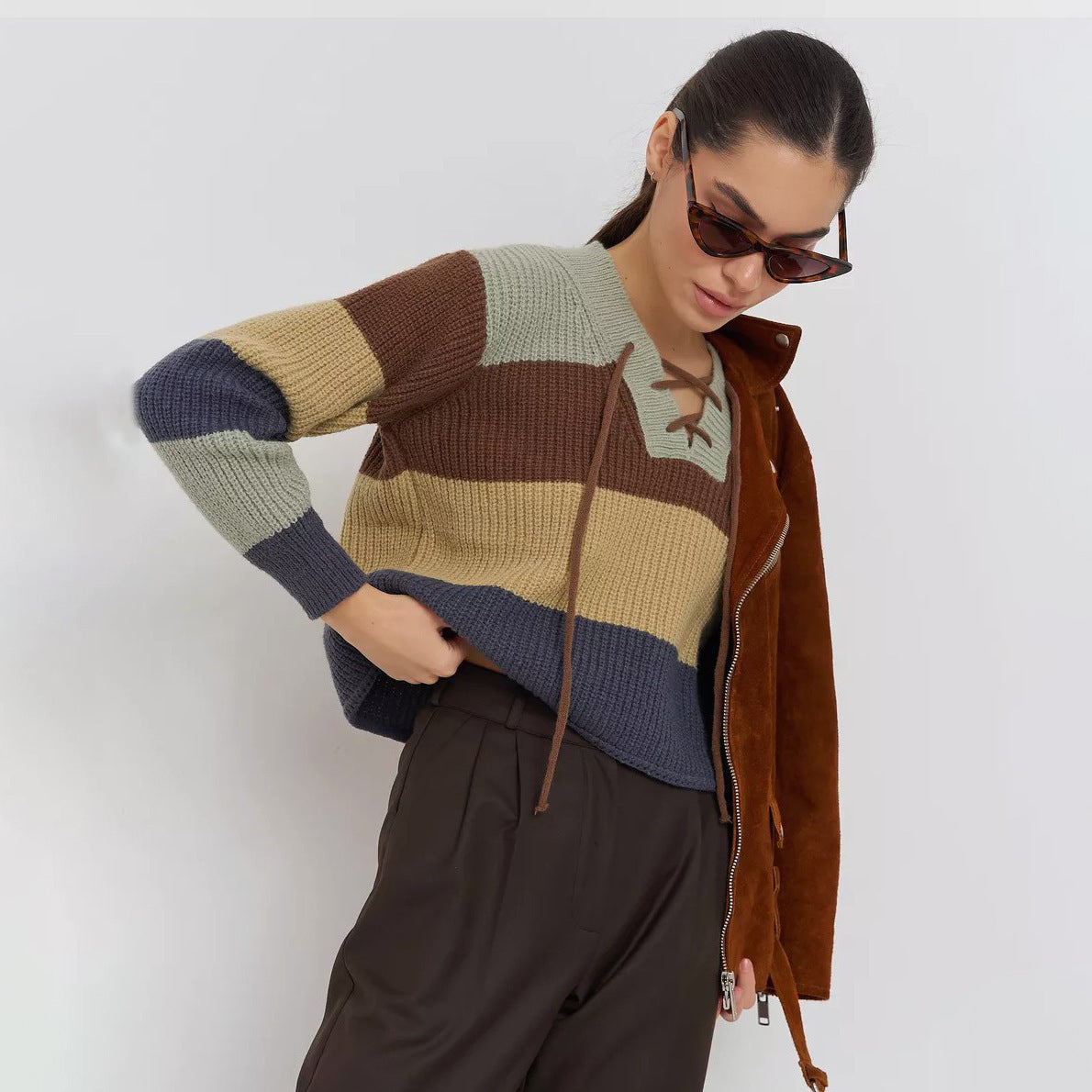 Pull en maille pour femmes avec un décolleté en V décontracté et un détail de lacet décoratif Chic und Stil