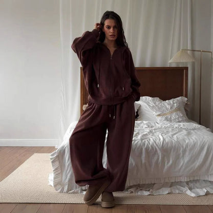 Sporty hoodie for women with a loose fit and comfortable jogger pants Chic und Stil