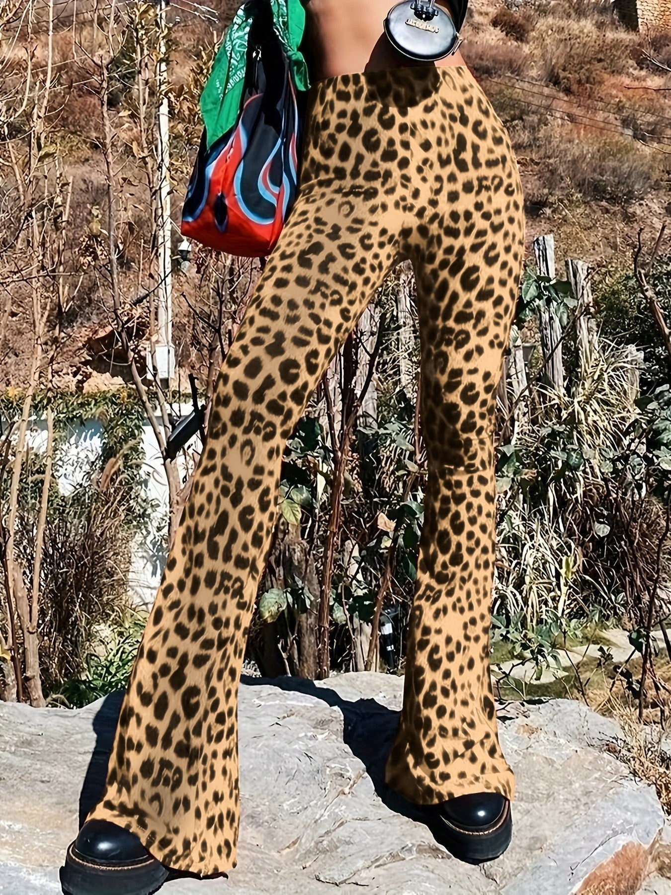 Flared leggings for women with a trendy leopard pattern Chic und Stil