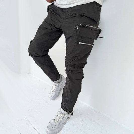 Men's cargo pants with practical multifunctional pockets and a modern slim fit Chic und Stil