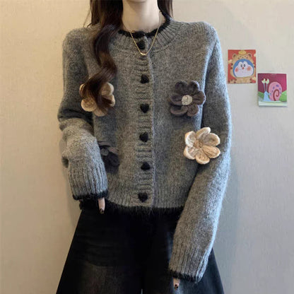 Dames pull-over ludique avec fermeture à boutons en forme de cœur et appliques florales Chic und Stil