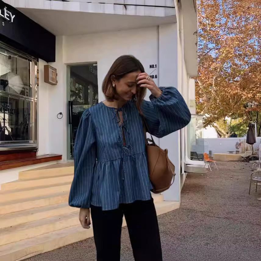 Chemisier rayé pour femmes avec des manches bouffantes volumineuses et une coupe cintrée Chic und Stil