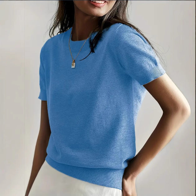 Pull en fine maille pour femmes avec une silhouette à manches courtes et un matériau fluide doux Élégance et style