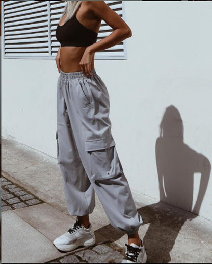 Fashionable women's cargo pants with elastic waist and practical pockets Chic und Stil