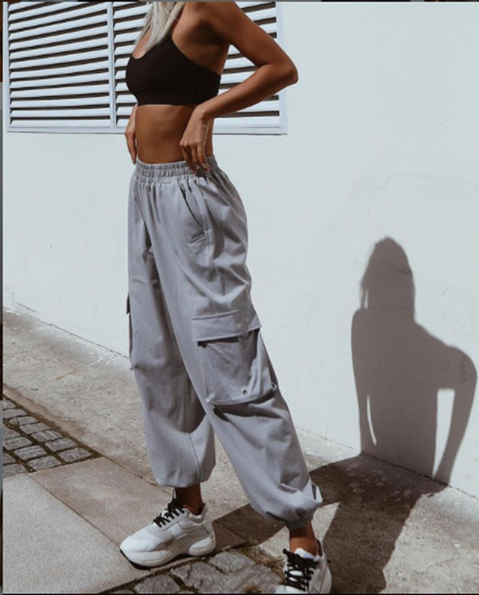 Fashionable women's cargo pants with elastic waist and practical pockets Chic und Stil