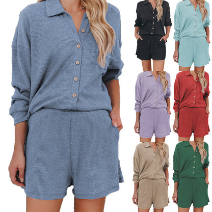 Ensemble de loisirs pour femmes avec blouse décontractée à boutons et shorts Chic und Stil