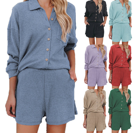 Ensemble de loisirs pour femmes avec blouse décontractée à boutons et shorts Chic und Stil