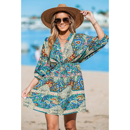 Robe de plage pour femmes avec un look drapé et un motif à la mode Chic und Stil
