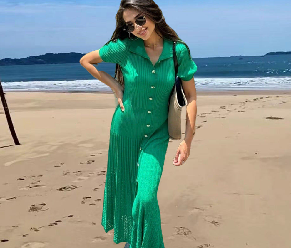 Robe en tricot mi-longue pour femmes avec une elegante patte de boutons et des détails à la mode Chic und Stil