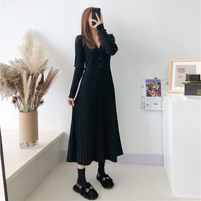 Robe tricot pour femmes avec décolleté en V et détails de boutons décoratifs Chic und Stil