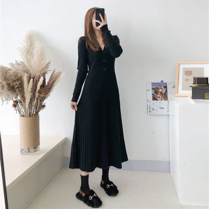 Robe tricot pour femmes avec décolleté en V et détails de boutons décoratifs Chic und Stil