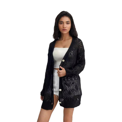 Cardigan en tricot pour femmes avec des motifs aérés et des détails de boutons Chic und Stil