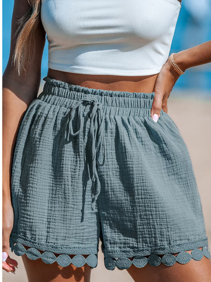Shorts pour femmes Relaxed Fit en mélange de matériaux avec ourlet ondulé Chic und Stil