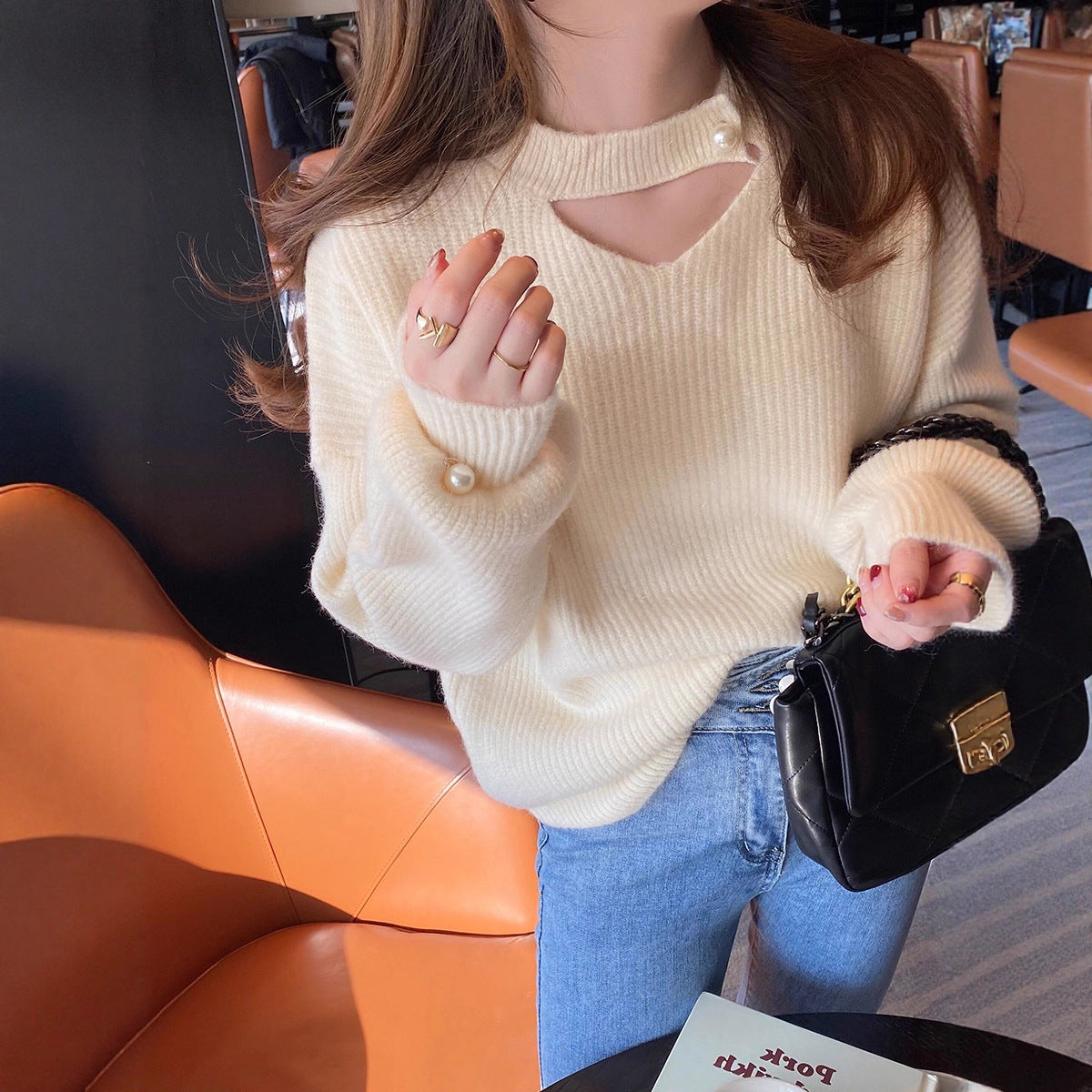 Pull en tricot pour femmes avec un look cut-out raffiné et des manches ornées de perles Chic und Stil