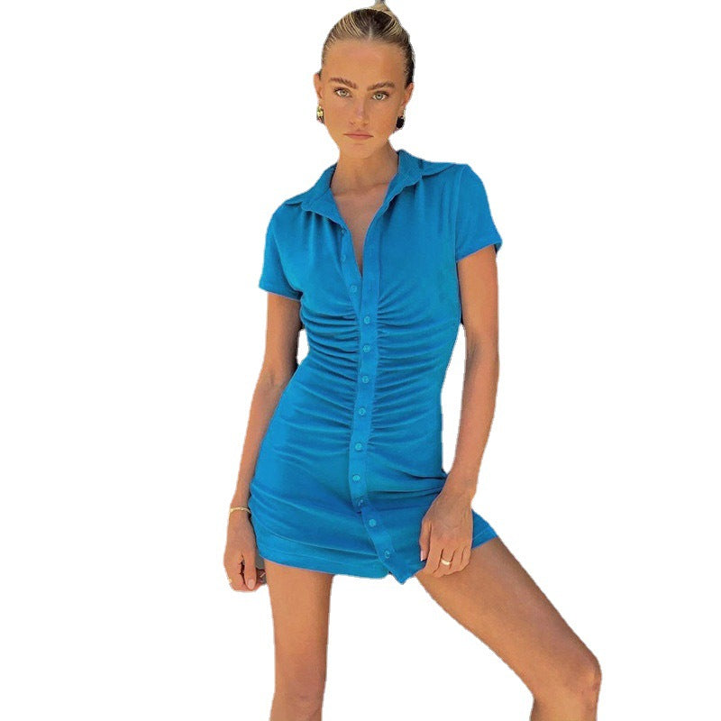 Robe courte et cintrée pour femmes avec des manches courtes, effet froncé vertical et détails de boutons à la mode de Chic und Stil